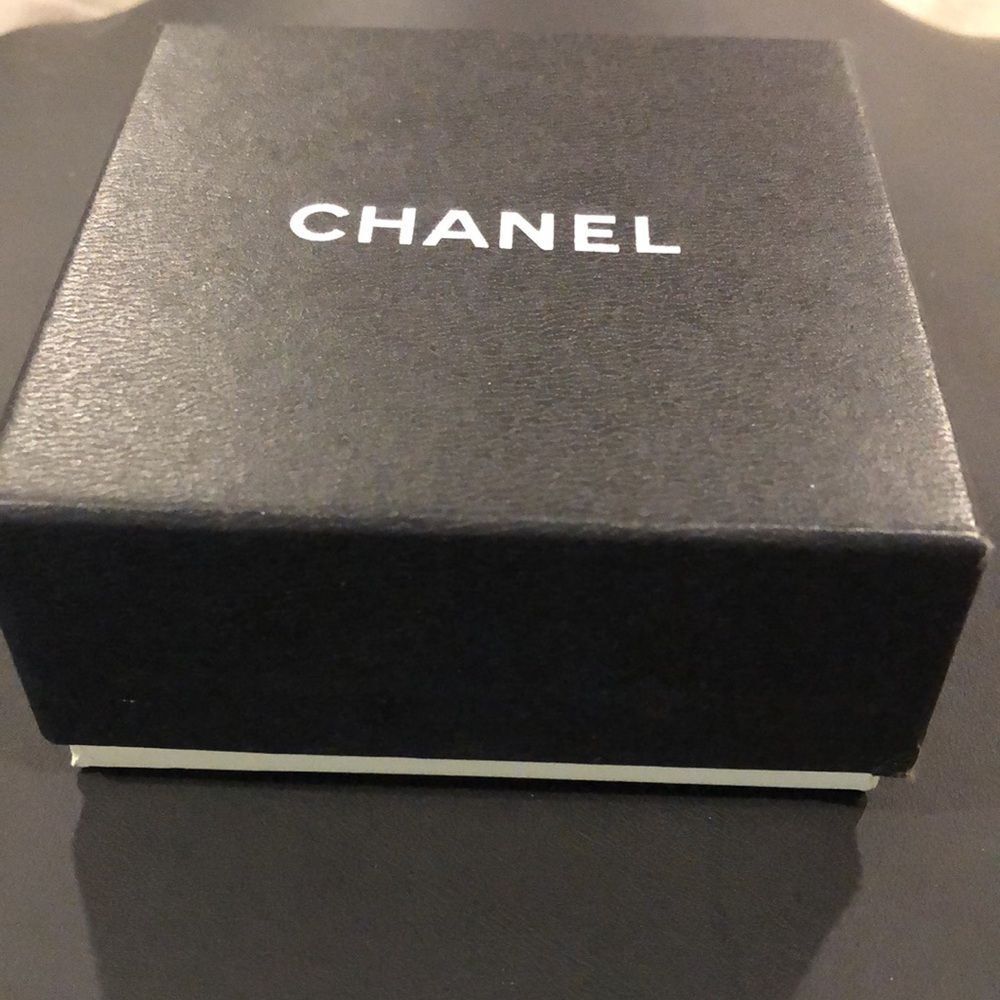 CHANEL COCO Mark Pearl Swing Earrings 95P Engraved w/ Box 24k Gold Plated - Picture 7 of 17